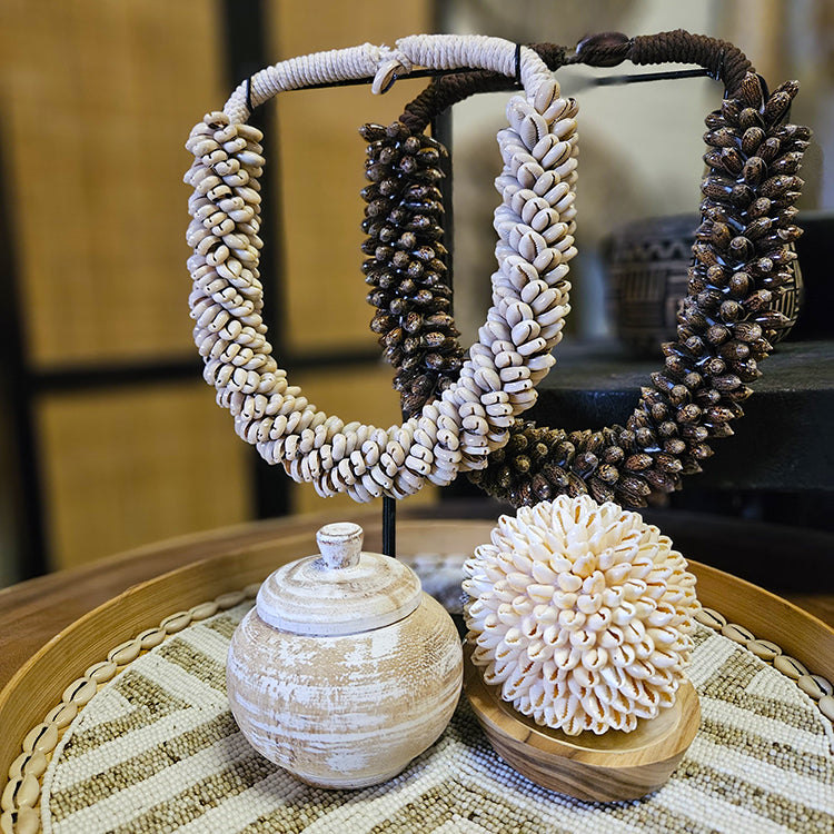 Schelpenketting op standaard ‘Dompu’