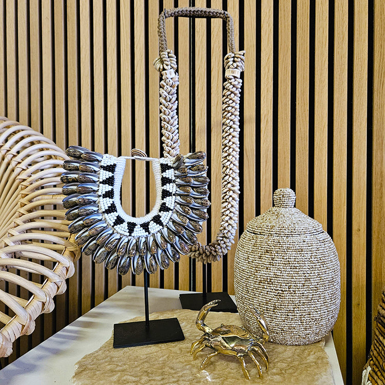 Schelpenketting op standaard ‘Dompu’