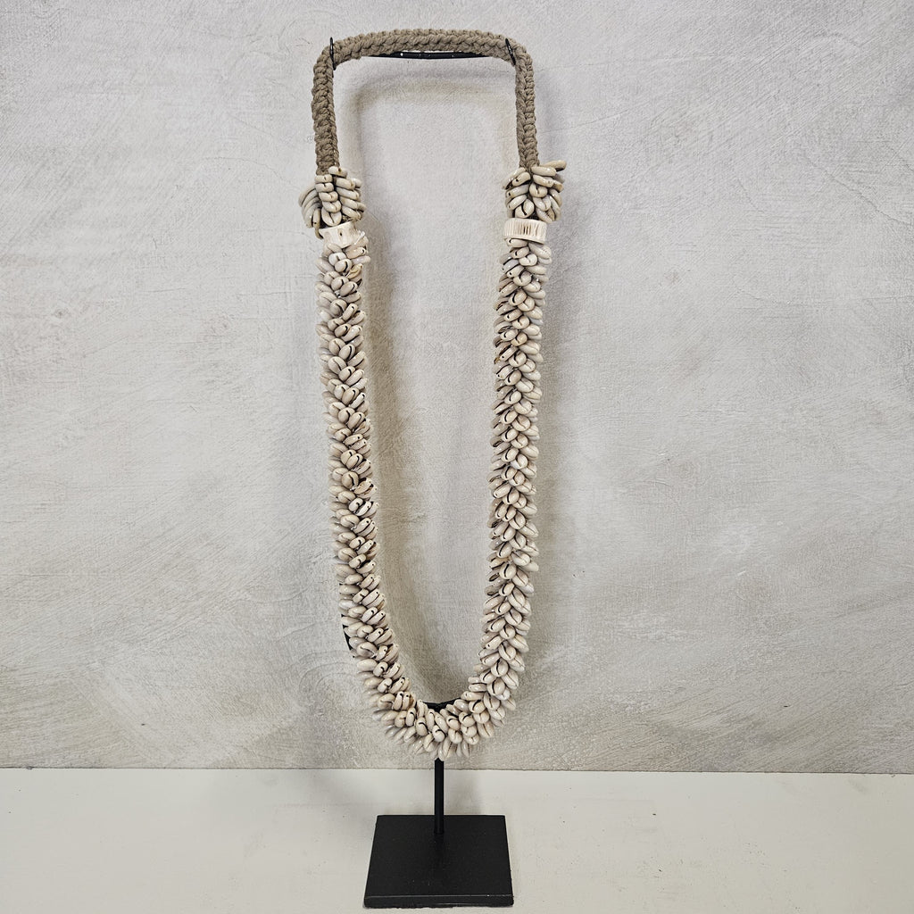 Schelpenketting op standaard ‘Dompu’