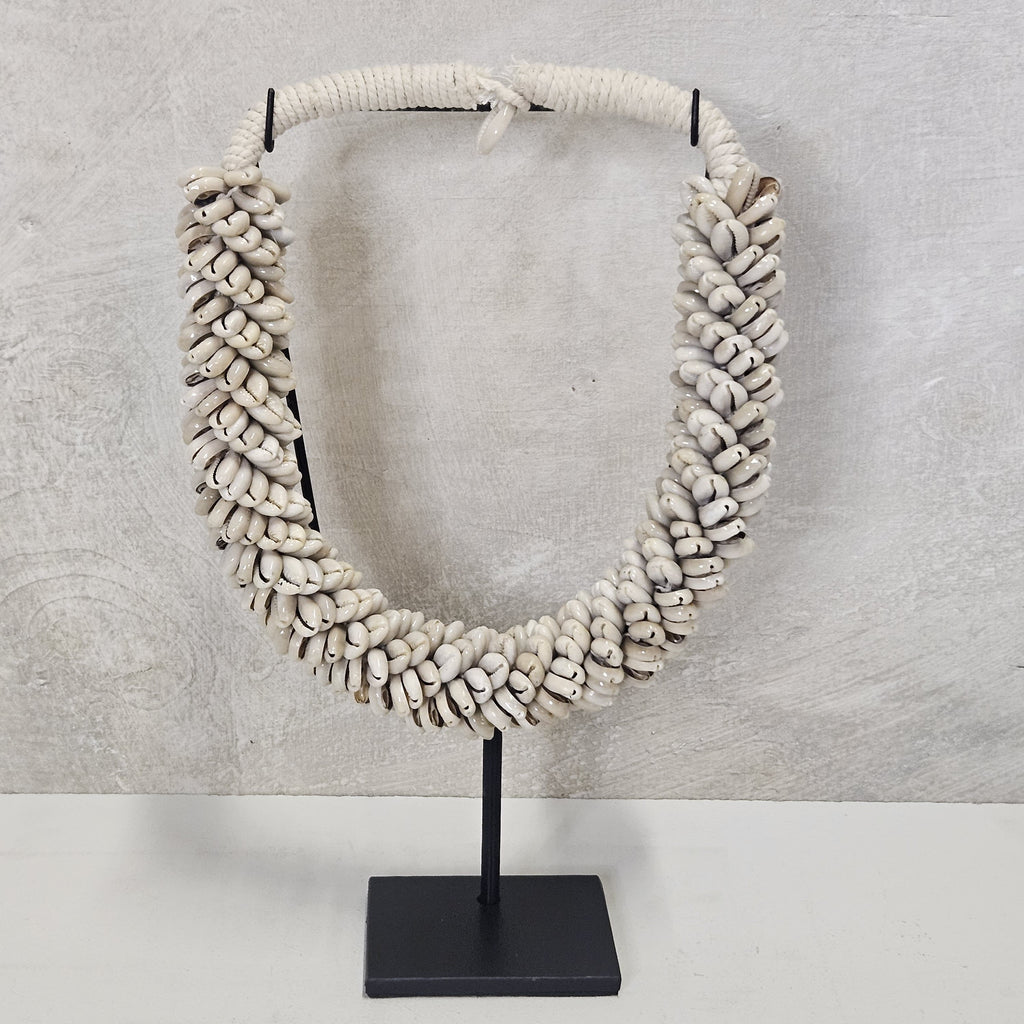 Schelpenketting op standaard ‘Dompu’