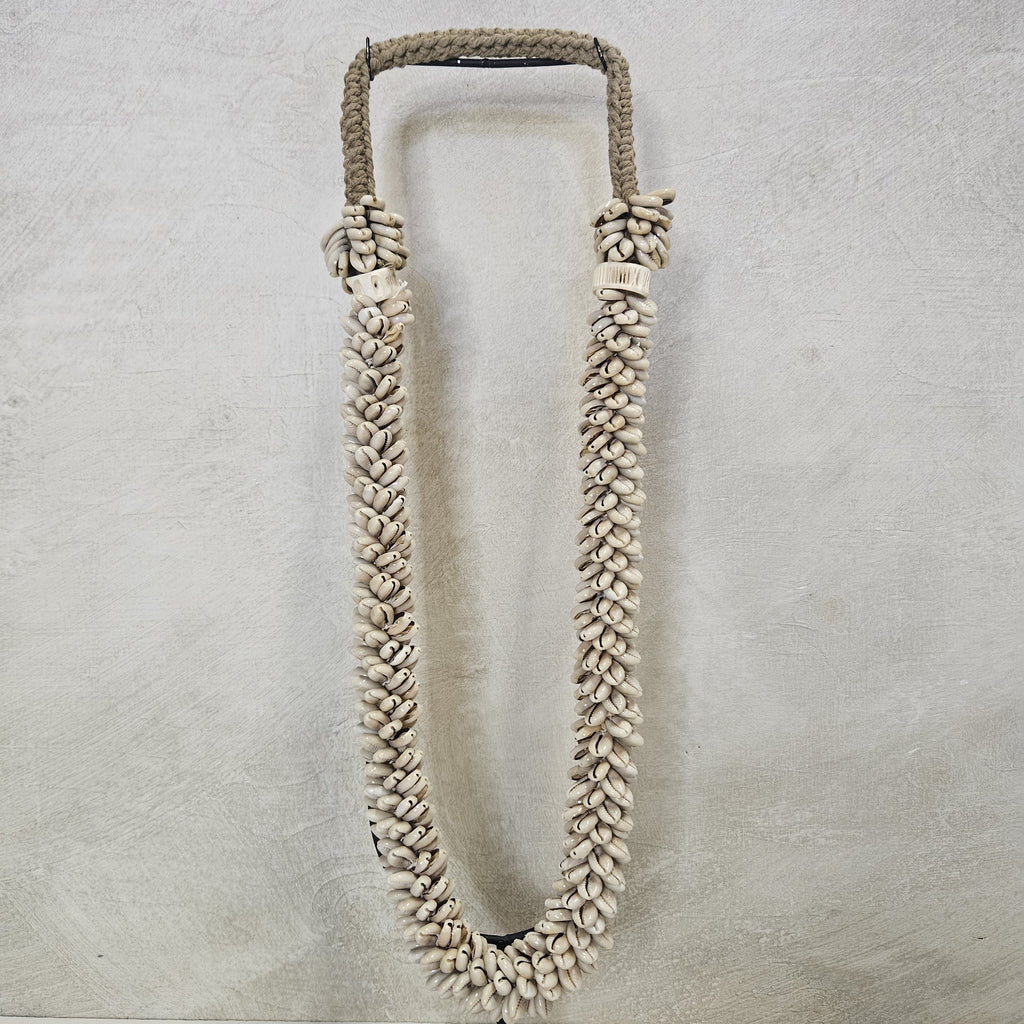 Schelpenketting op standaard ‘Dompu’