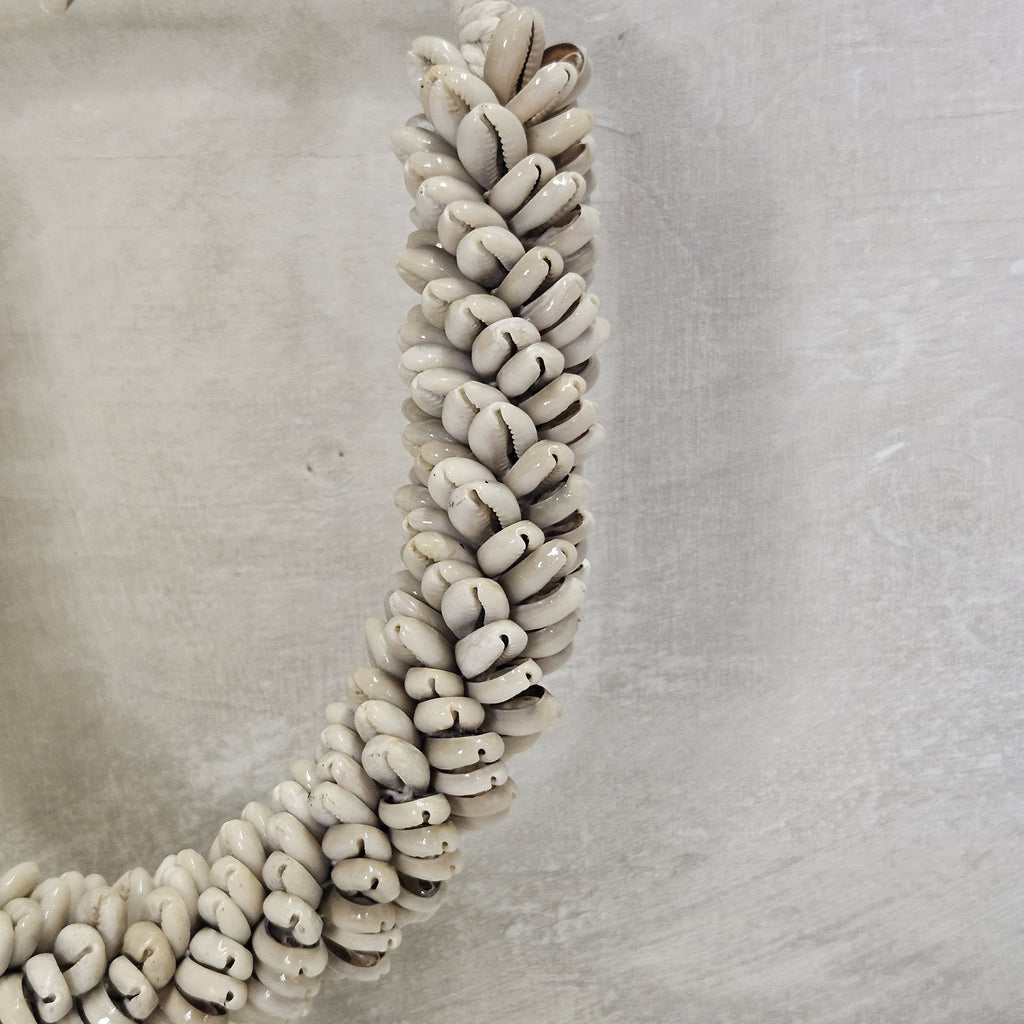 Schelpenketting op standaard ‘Dompu’