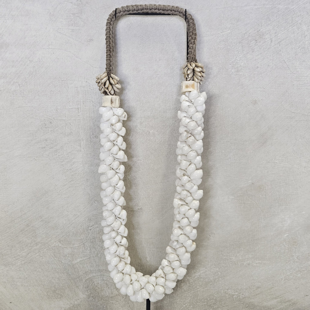 Schelpenketting op standaard ‘Minas’