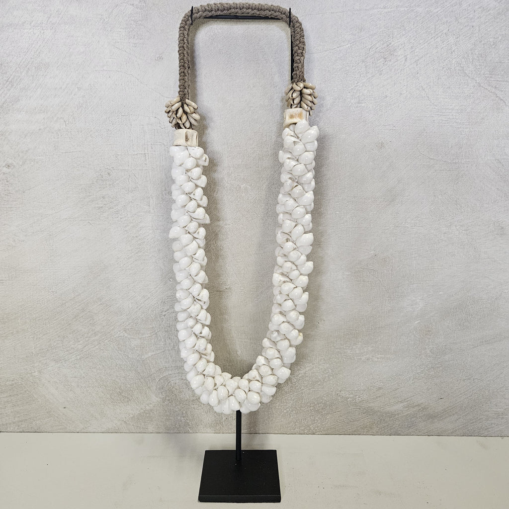 Schelpenketting op standaard ‘Minas’