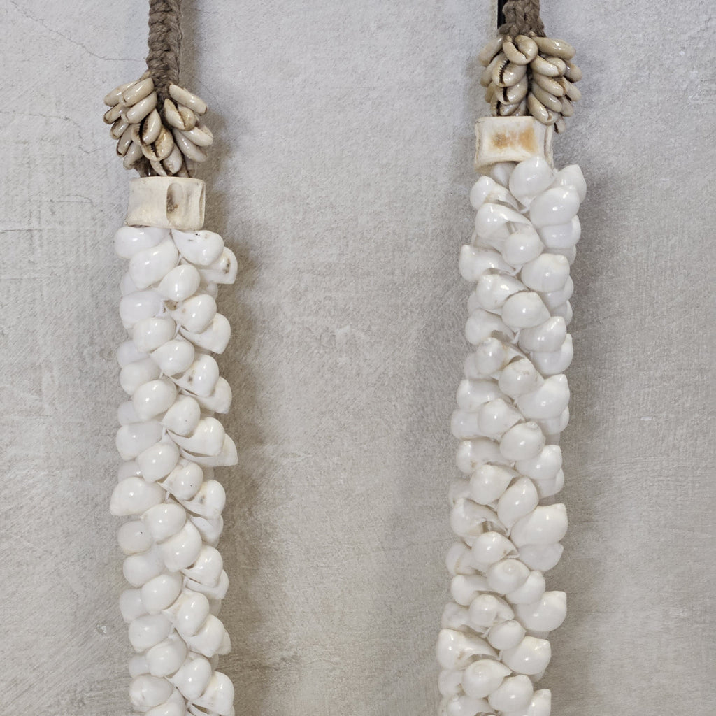 Schelpenketting op standaard ‘Minas’