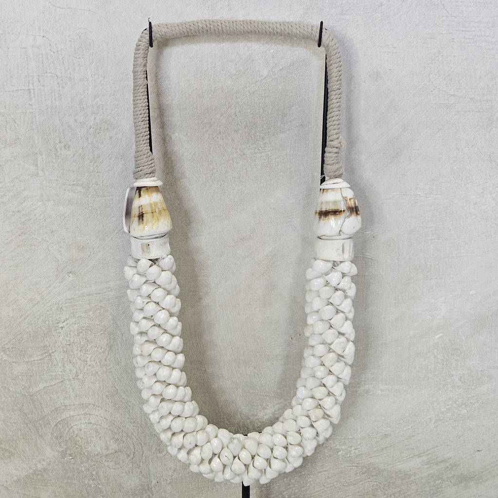 Schelpenketting op standaard ‘Minas’