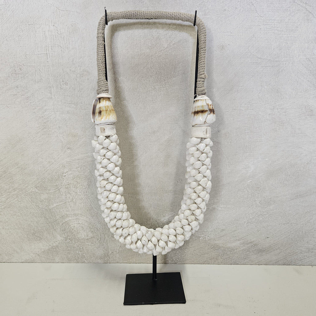Schelpenketting op standaard ‘Minas’