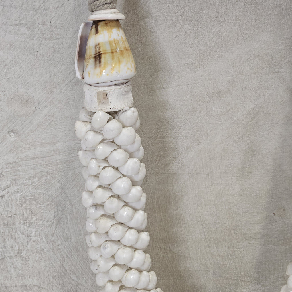 Schelpenketting op standaard ‘Minas’