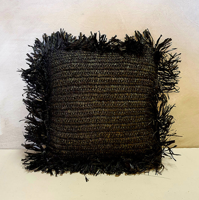 Raffia kussen met franjes zwart