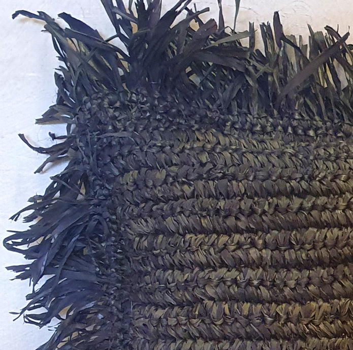 Raffia kussen met franjes zwart