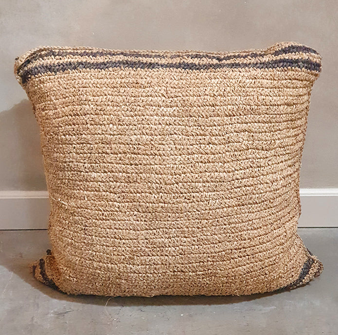 Raffia kussen met strepen