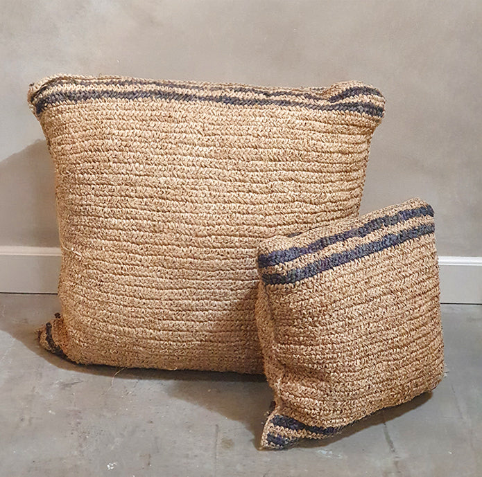 Raffia kussen met strepen