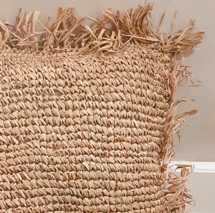 Raffia kussen met franjes