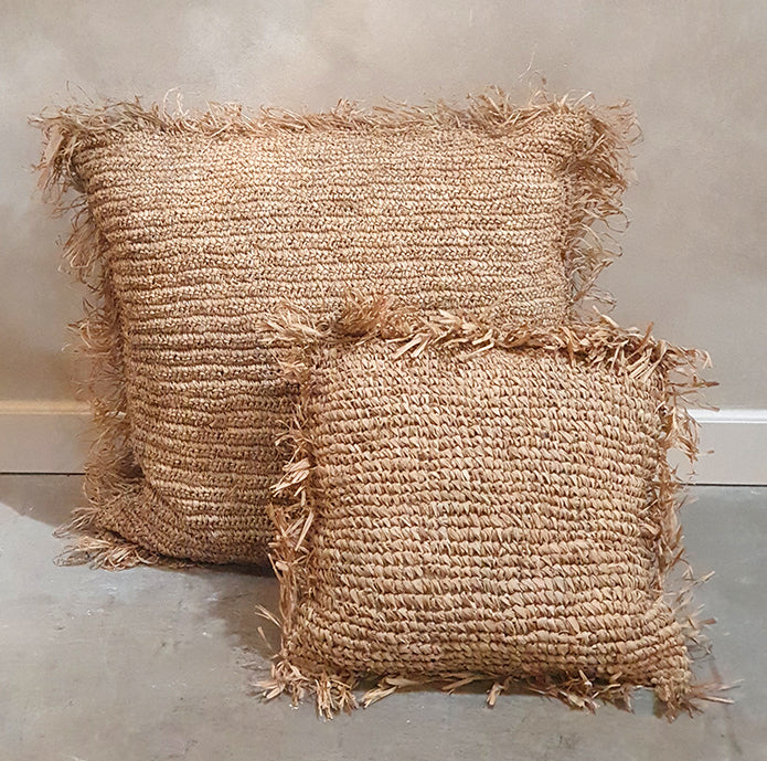 Raffia kussen met franjes